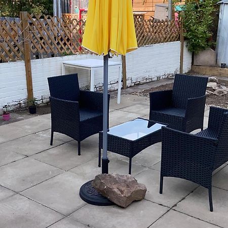 Kilwinning Private Lounge And Double Room מראה חיצוני תמונה
