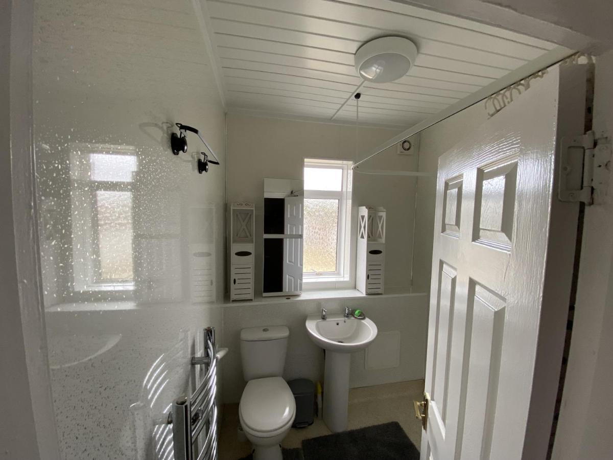 Kilwinning Private Lounge And Double Room מראה חיצוני תמונה