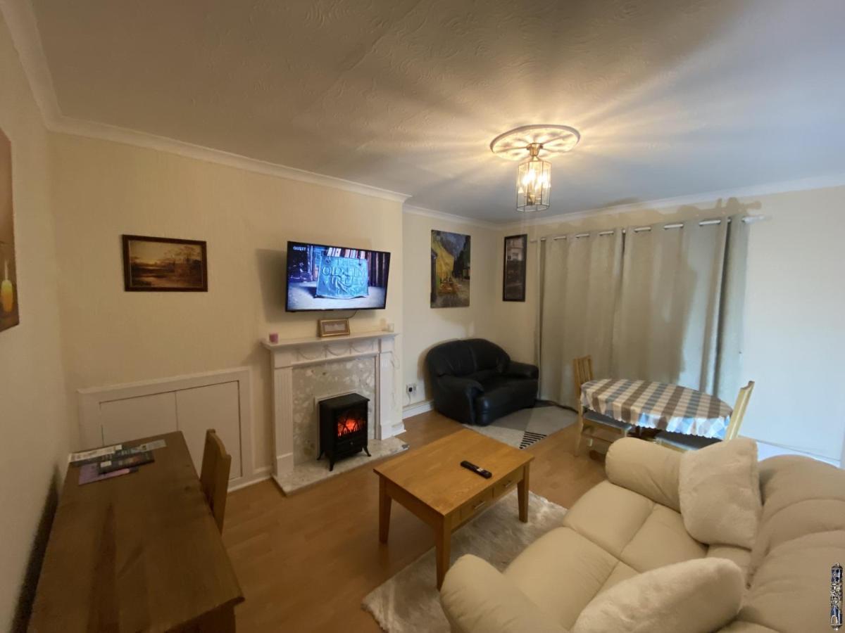 Kilwinning Private Lounge And Double Room מראה חיצוני תמונה
