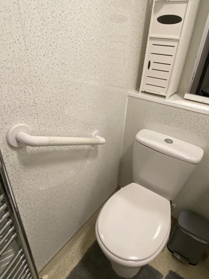Kilwinning Private Lounge And Double Room מראה חיצוני תמונה