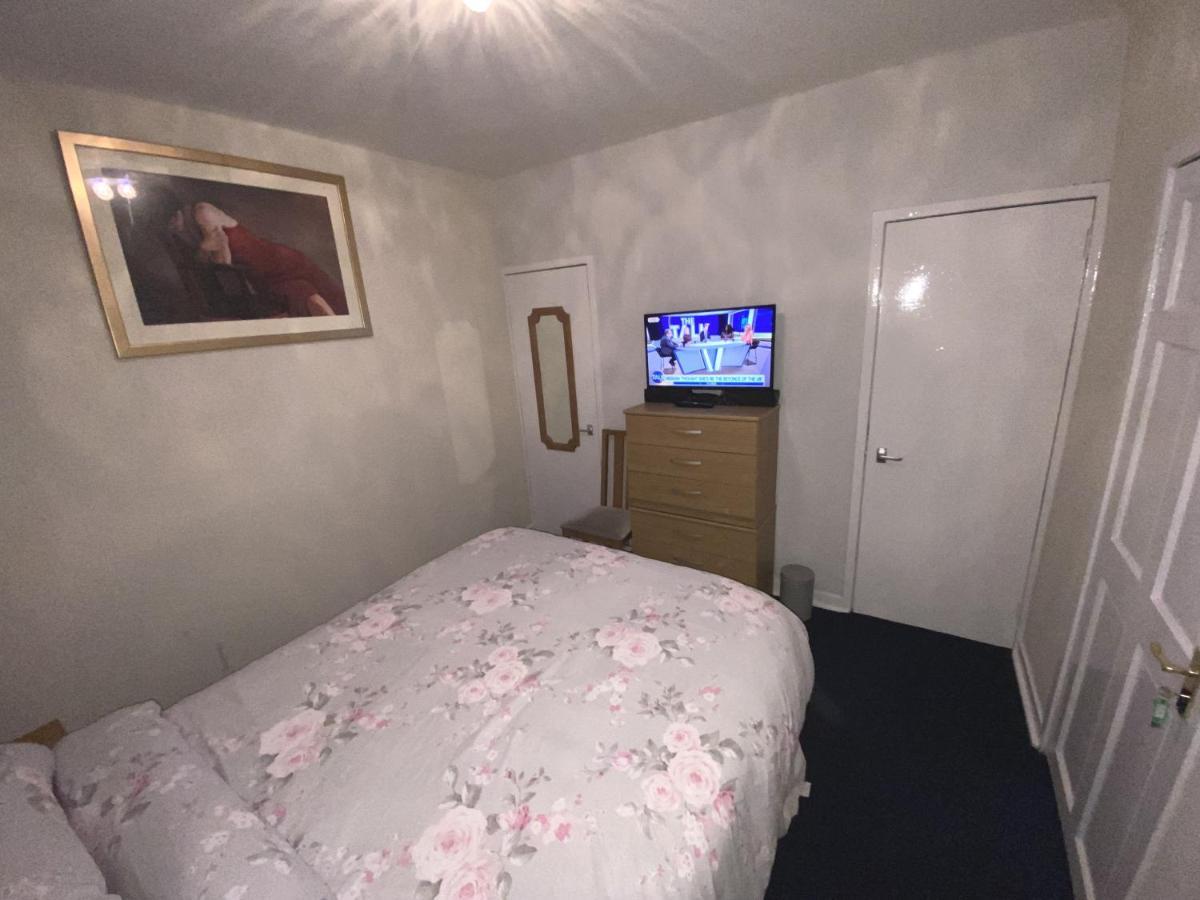 Kilwinning Private Lounge And Double Room מראה חיצוני תמונה