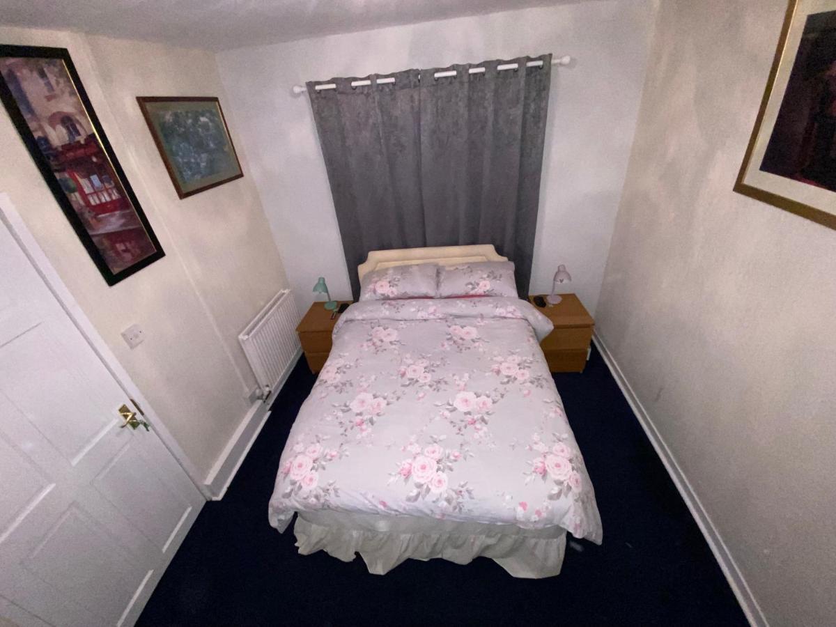 Kilwinning Private Lounge And Double Room מראה חיצוני תמונה