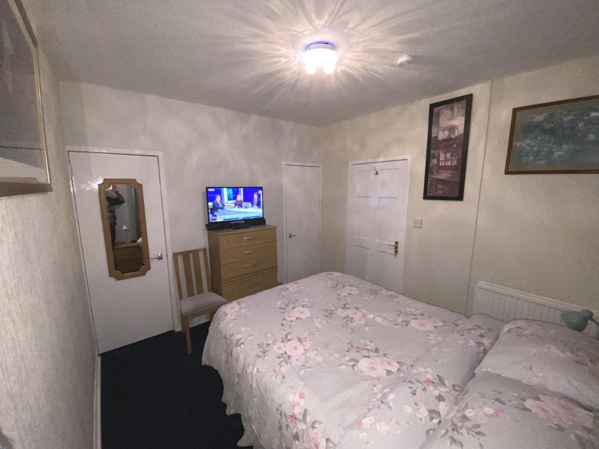 Kilwinning Private Lounge And Double Room מראה חיצוני תמונה