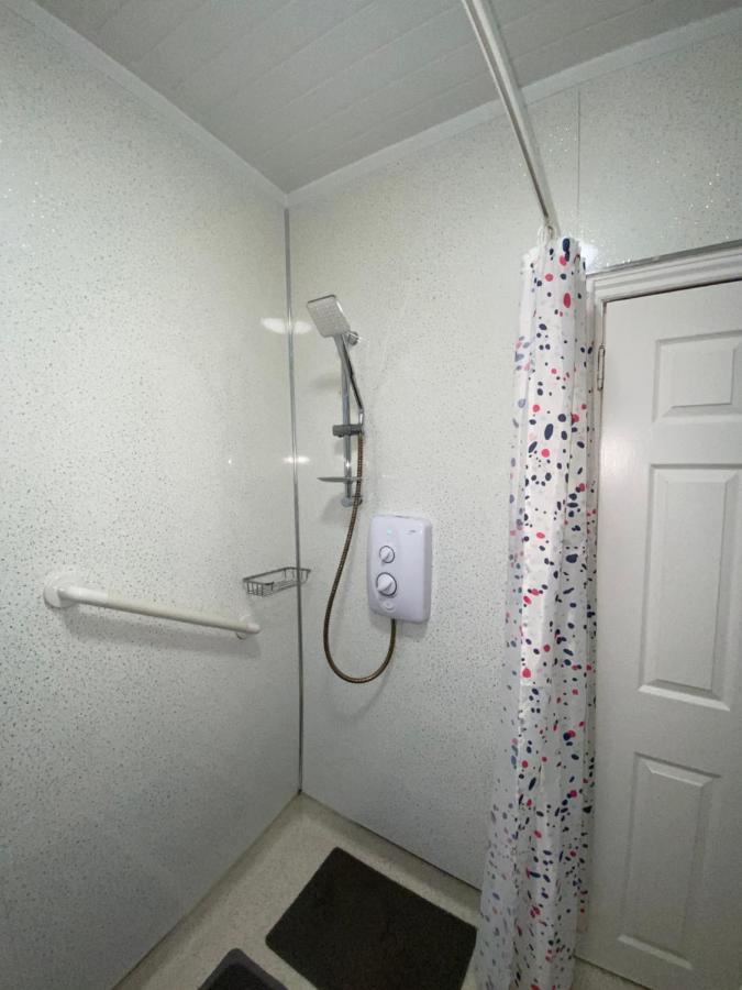 Kilwinning Private Lounge And Double Room מראה חיצוני תמונה